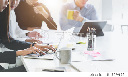 Cropped shot of business group concentrating on Cropped shot of business group concentrating on 61399995