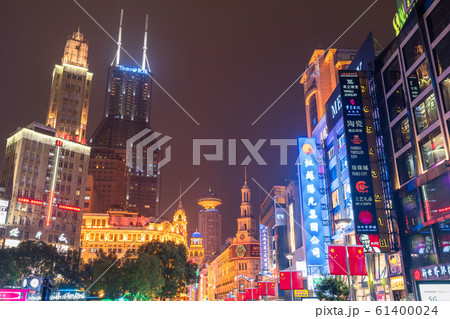 《上海》南京東路・夜の繁華街 61400024