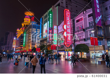 《上海》南京東路・夜の繁華街 61400031