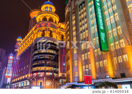 《上海》南京東路・夜の繁華街 61400038