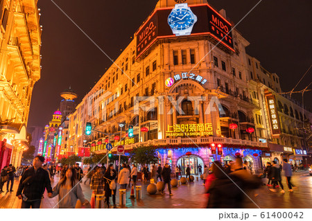 《上海》南京東路・夜の繁華街 61400042