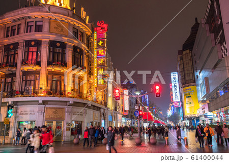 《上海》南京東路・夜の繁華街 61400044