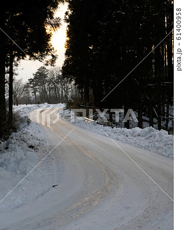 光る雪道の道路 岩手県小岩井農場 光る雪道の道路 岩手県小岩井農場 61400958