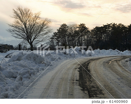 光る雪道の道路 岩手県小岩井農場 光る雪道の道路 岩手県小岩井農場 61400960