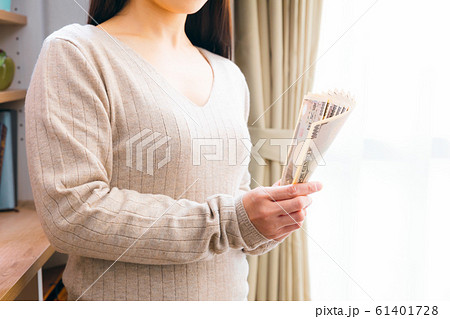 お金　数える　女性 61401728
