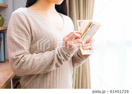 お金　数える　女性 61401729