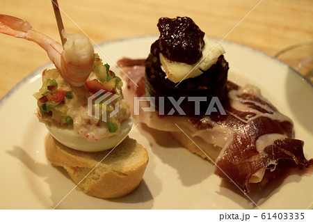 スペインのピンチョス料理 スペインのピンチョス料理 61403335