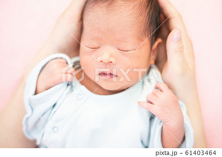 ママに抱かれて眠る新生児の男の子 ママに抱かれて眠る新生児の男の子 61403464