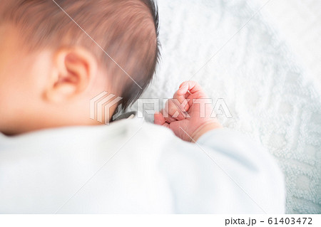 ベッドで眠る新生児の男の子 ベッドで眠る新生児の男の子 61403472