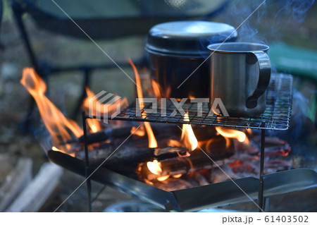 キャンプ素材 焚火台 炎 61403502