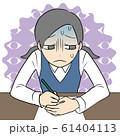 手元を隠して書く女の子（背景有り） 61404113