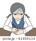 手元を隠して書く女の子 61404114