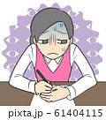 手元を隠して書く女性（背景有り） 61404115