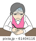 手元を隠して書く女性 61404116