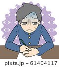 手元を隠して書く男の子（背景有り） 61404117