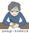 手元を隠して書く男の子 61404118