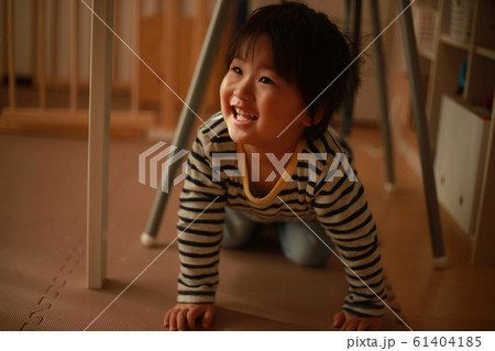 テーブルの下に隠れる男の子 61404185