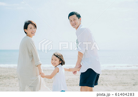 海水浴を楽しむ家族 61404283