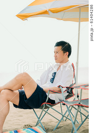 海にいる男性 61404286