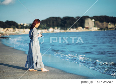 海にいる女性 61404287