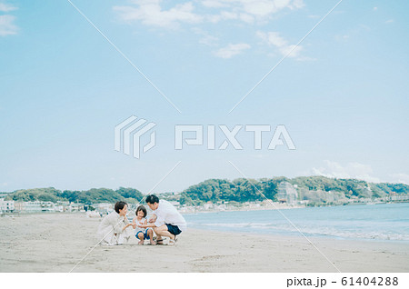 海水浴を楽しむ家族 61404288