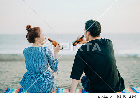 海にいるカップルの写真素材