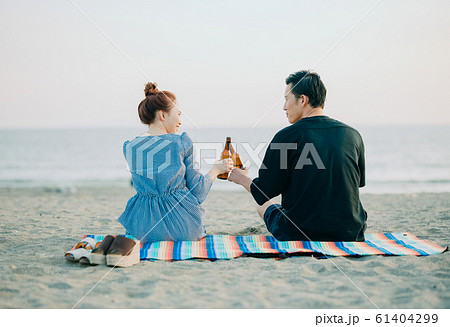 海にいるカップルの写真素材