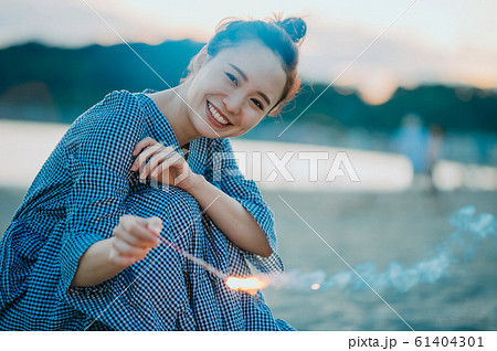海で花火をする女性 海で花火をする女性 61404301