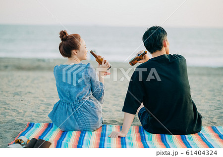 海にいるカップル 61404324