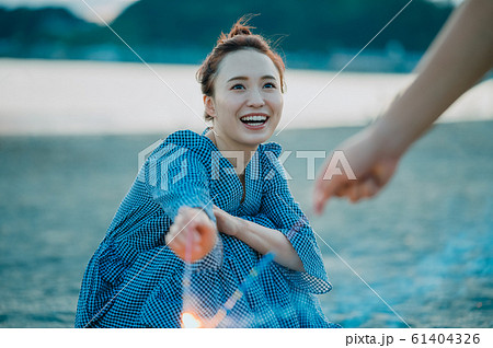 海で花火をする女性 61404326