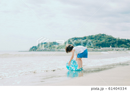 海水浴を楽しむ子供 61404334