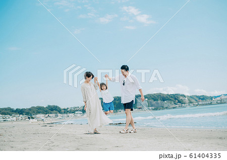 海水浴を楽しむ家族 61404335