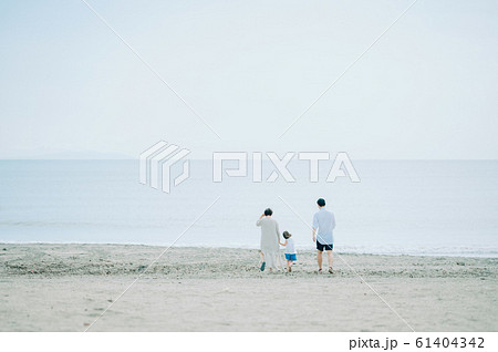 海水浴を楽しむ家族 61404342