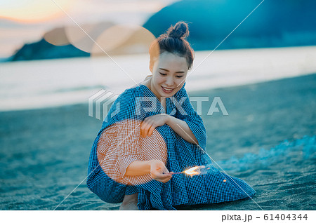 海で花火をする女性 61404344