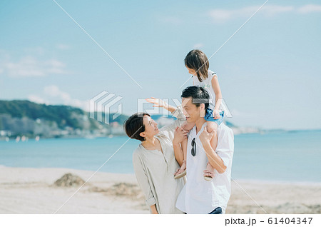 海水浴を楽しむ家族 61404347