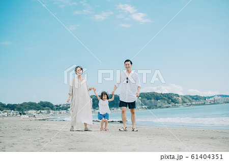 海水浴を楽しむ家族 61404351