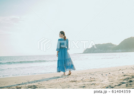 海にいる女性 海にいる女性 61404359