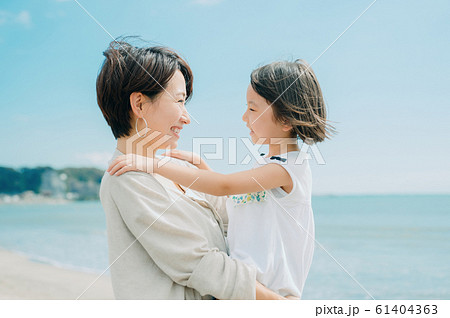 海水浴を楽しむ家族 海水浴を楽しむ家族 61404363