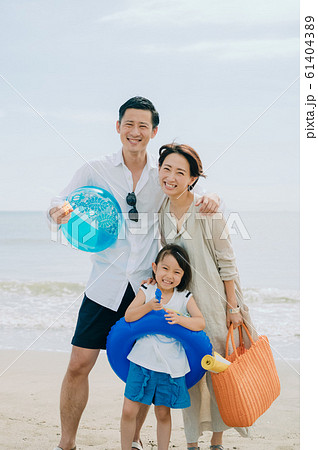 海水浴を楽しむ家族 61404389