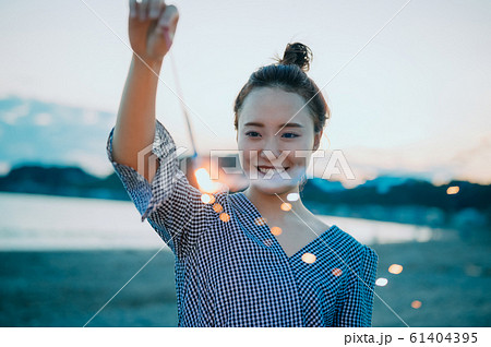 海で花火をする女性 61404395