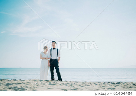 海辺のウェディングポートレート 61404404