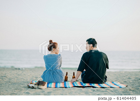 海にいるカップル 海にいるカップル 61404405