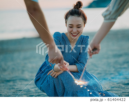 海で花火をする女性 61404422