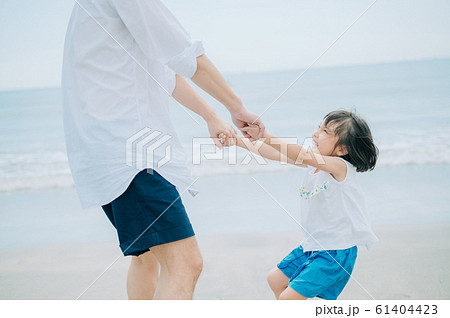 海水浴を楽しむ家族
海水浴を楽しむ家族
61404423