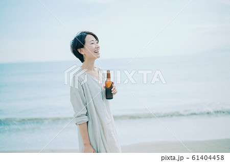 海にいる女性 61404458