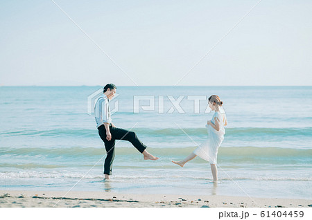 海辺のウェディングポートレート 61404459
