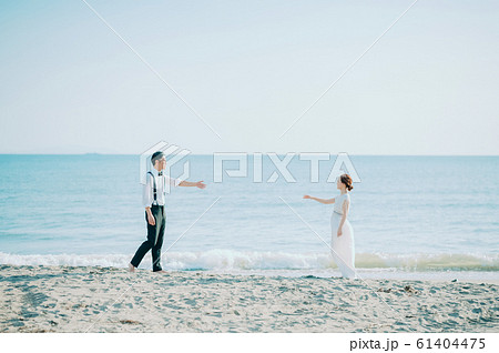海辺のウェディングポートレート 61404475