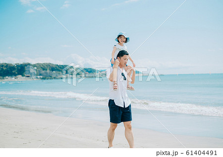 海水浴を楽しむ家族 海水浴を楽しむ家族 61404491