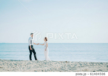 海辺のウェディングポートレート 61404506