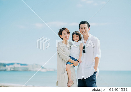 海水浴を楽しむ家族 61404531